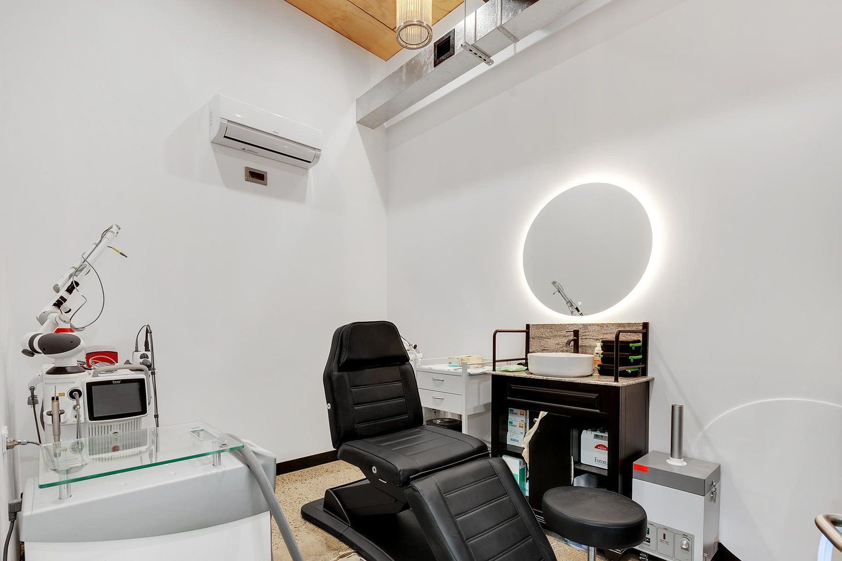 Freedom Suites Make Up Artistry Suite interior, view 3