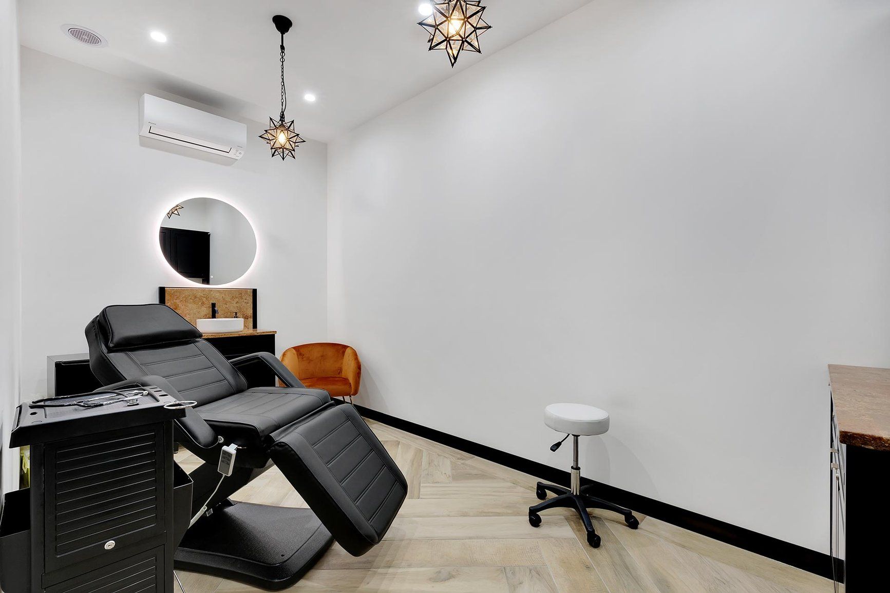 Freedom Suites Make Up Artistry Suite interior, view 1